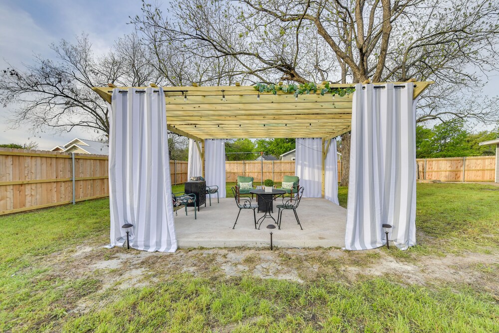 1 Mi to Dtwn Waco! Lovely Home w/ Fire Pit Table