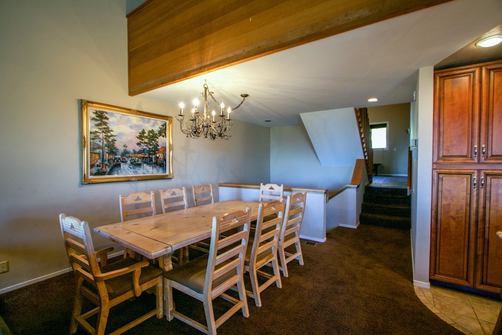 Bridges Townhome 7 Gorgeous Mountain Views, Private Jacuzzi, Steps to Eagle Lodge by RedAwning