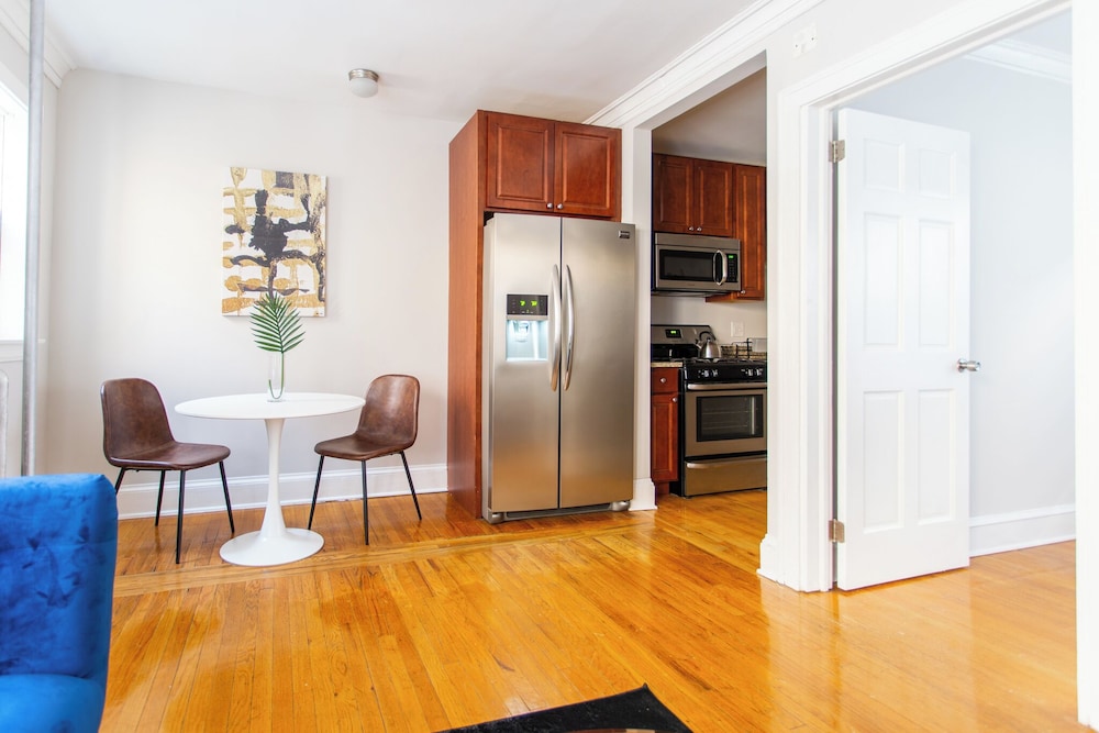 Nice 1BR Spot - Eastwood rep