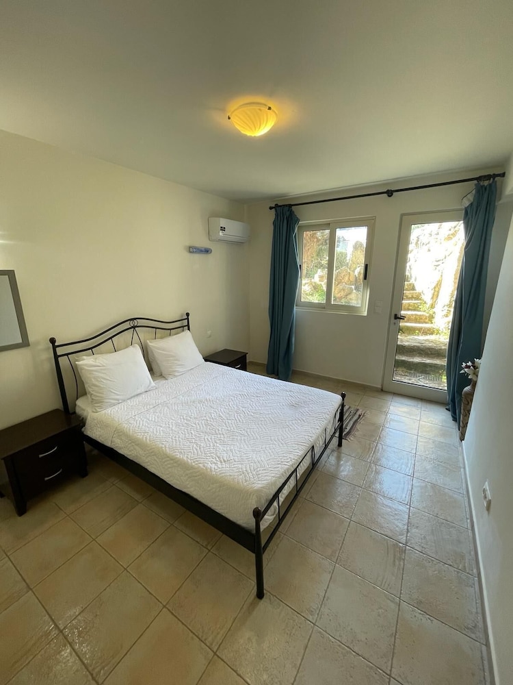 Cassiopeia 5 BR Villa on beach with pool