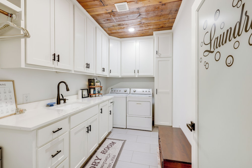 1 Mi to Landa Park: New Braunfels Home w/ Patio!
