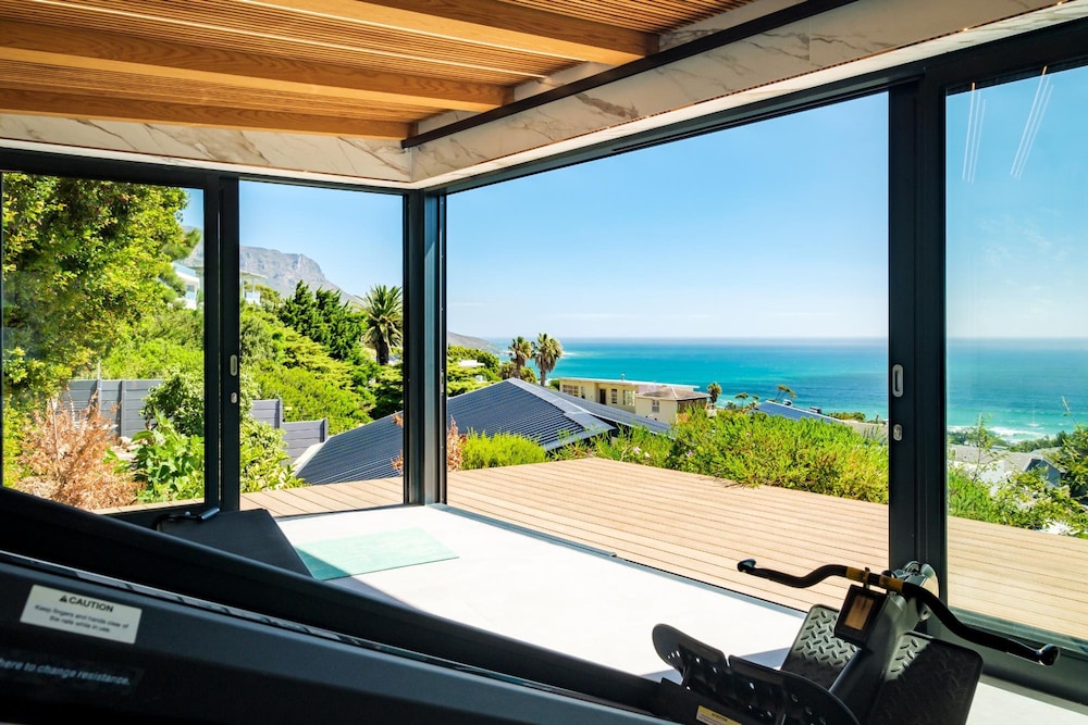 Camps Bay Villa w Pool Gym Studio Aqua Terra