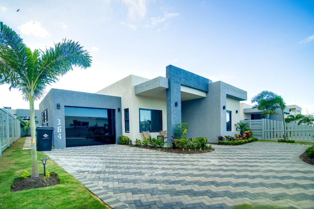 Sun-soaked Paradisiac Escape 3BR Private Beach Pool