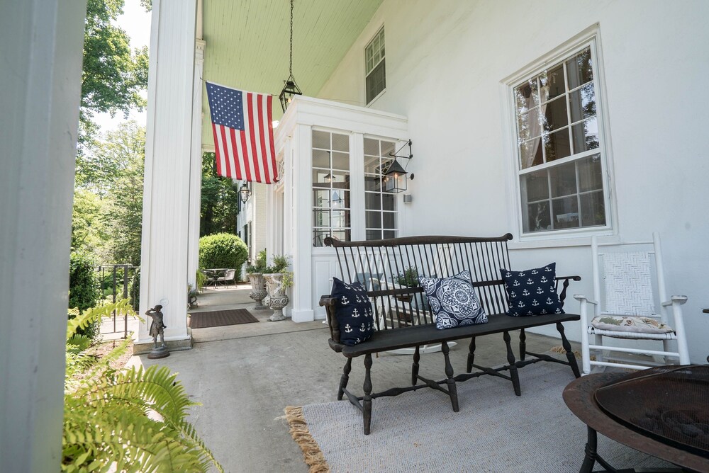 Historic General Lewis Inn