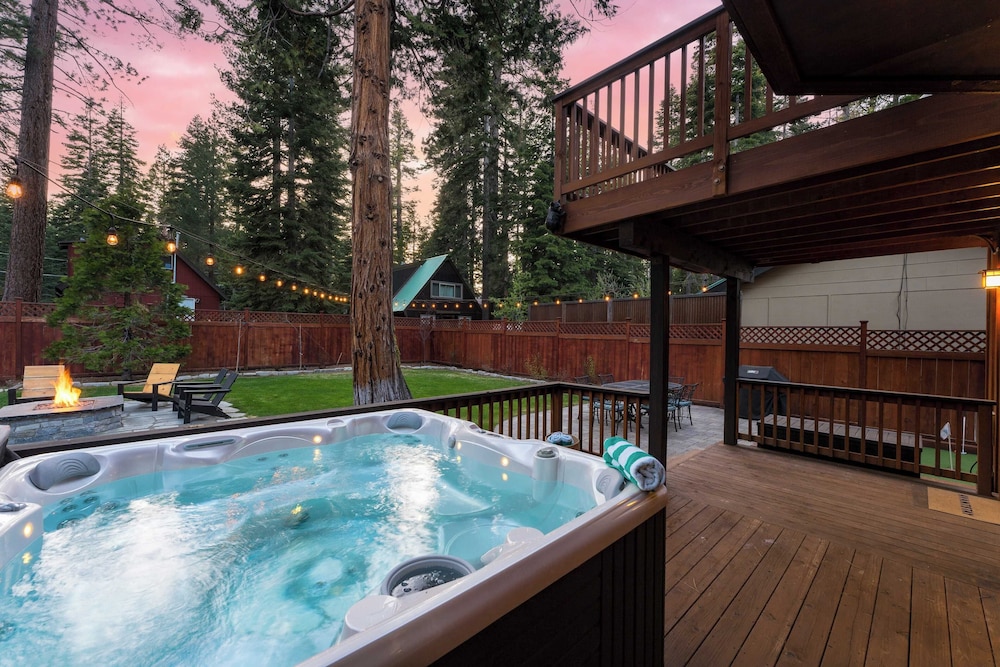 Washoe Chalet by Avantstay Game Room, Hot Tub, Putting Green & Fire Pit