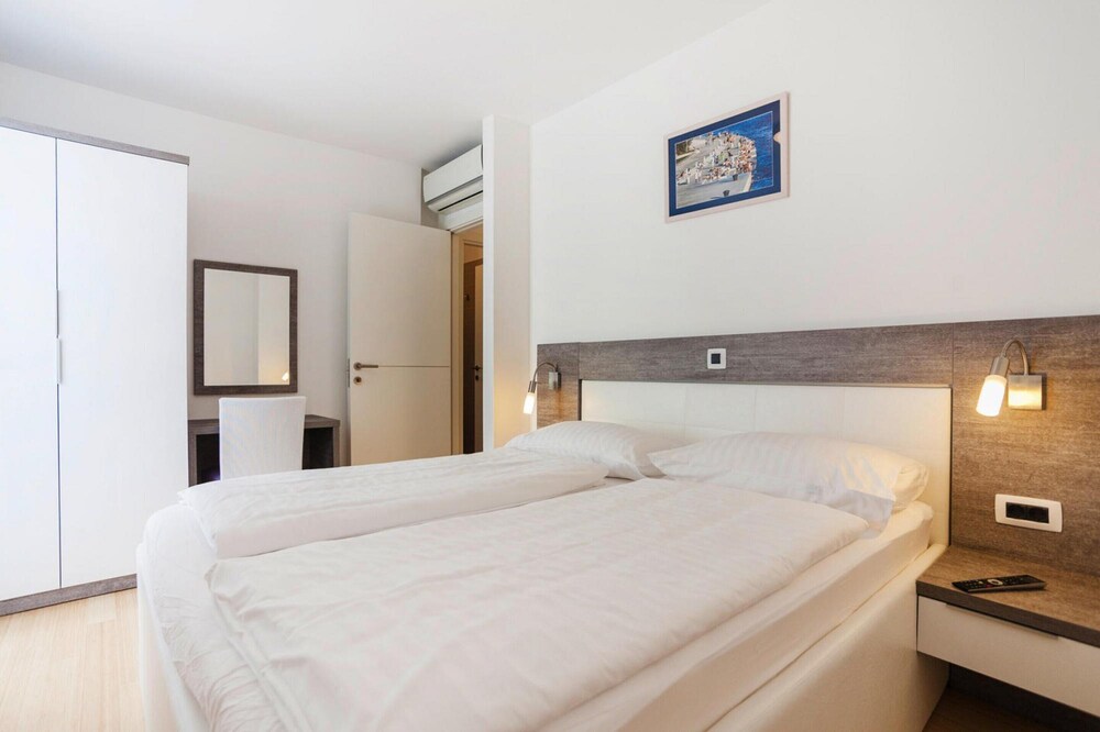Apartments in Villas Punta Skala With Beachpool