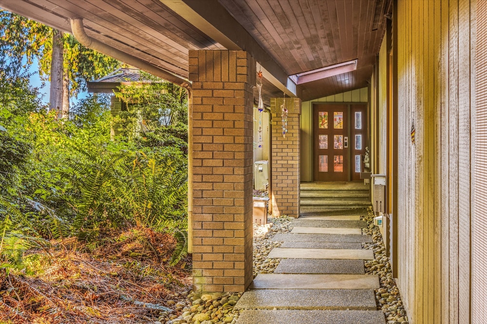 Puzzle Point Lodge in Poulsbo