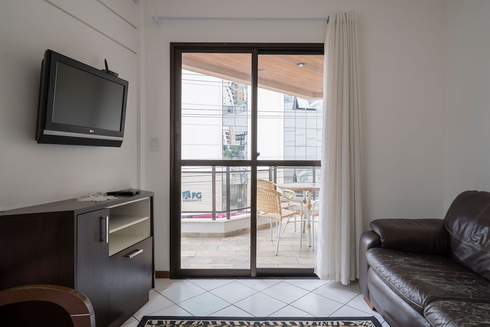 Apartment w Balcony 250m From Praia Central Erj101