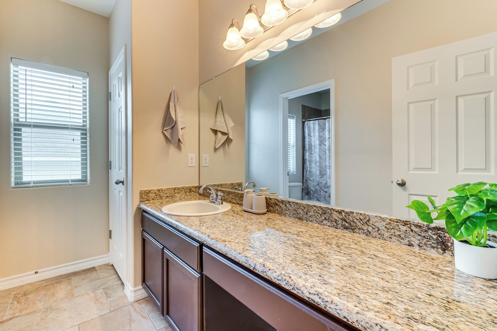 7 Mi to Lake Casa Blanca: Laredo Family Home!