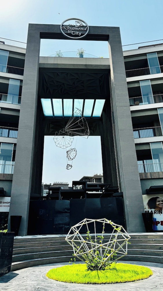 Elite Luxury Suites at Diamond in City