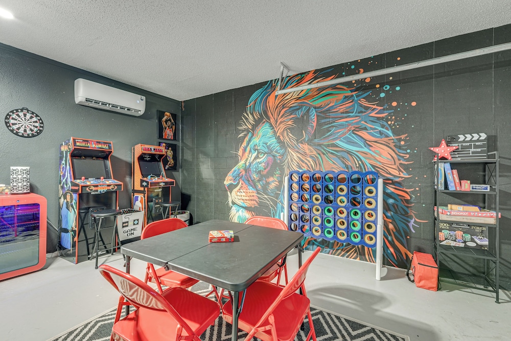 Hot Tub & Movie Theater: Family Oasis in Kissimmee