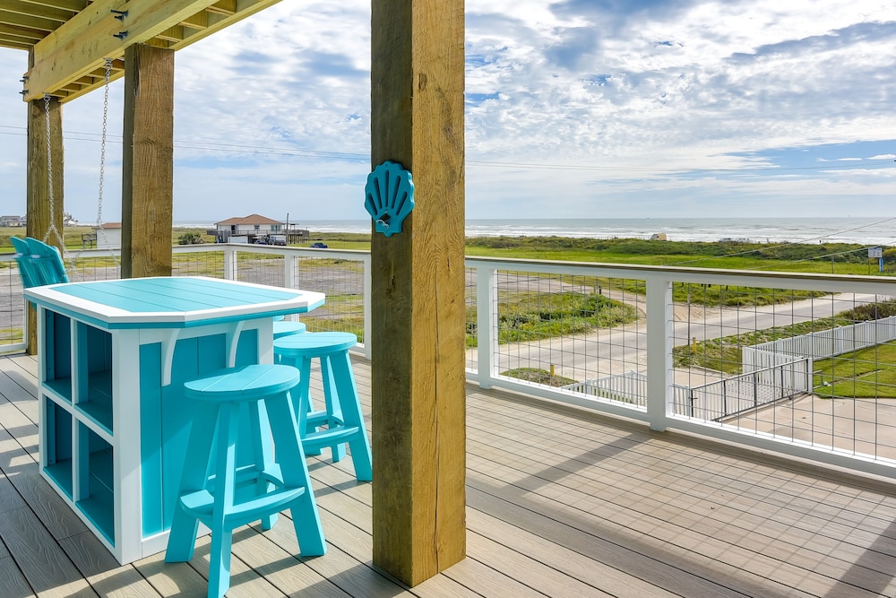 Steps to Beach: Vibrant House in Galveston!