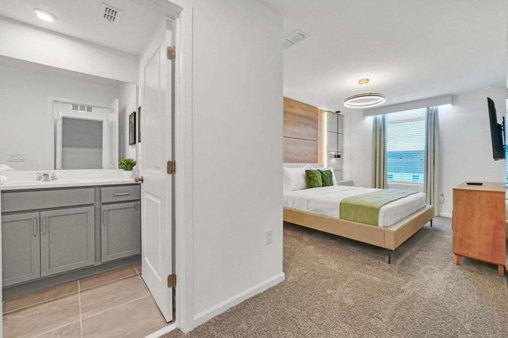 5 Bed 4.5 Bath Townhouse W/ Pool Solara 2307dist 5 Bedroom Townhouse