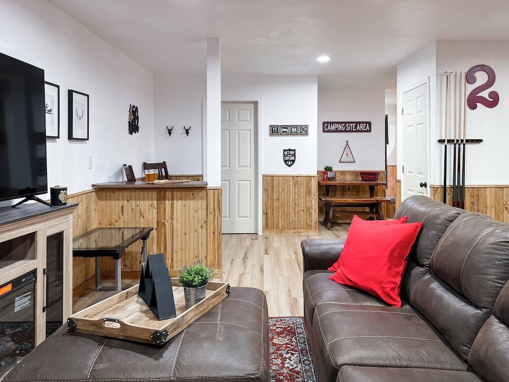 3 Kings 4 Bunks-sleeps 10-smart TV X6-parking out Front-full Kitchen-hot Tub