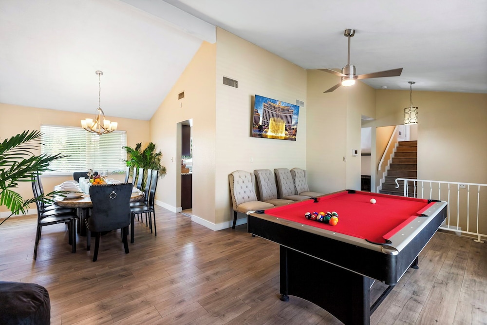 6 Beds 3 Baths Pool BBQ Near the Strip