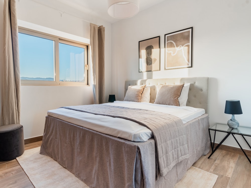 Deluxe Three Bedroom Apartment