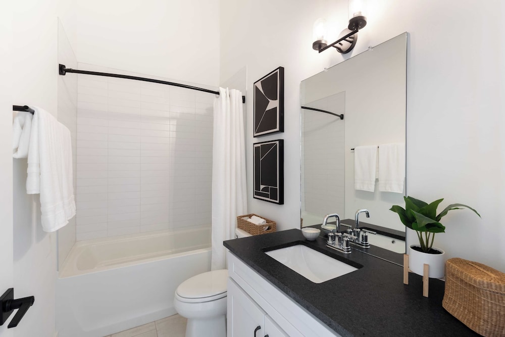 New Build Sleeps 12, 2 Condos in Scenic Bluffside, Minutes to Downtown