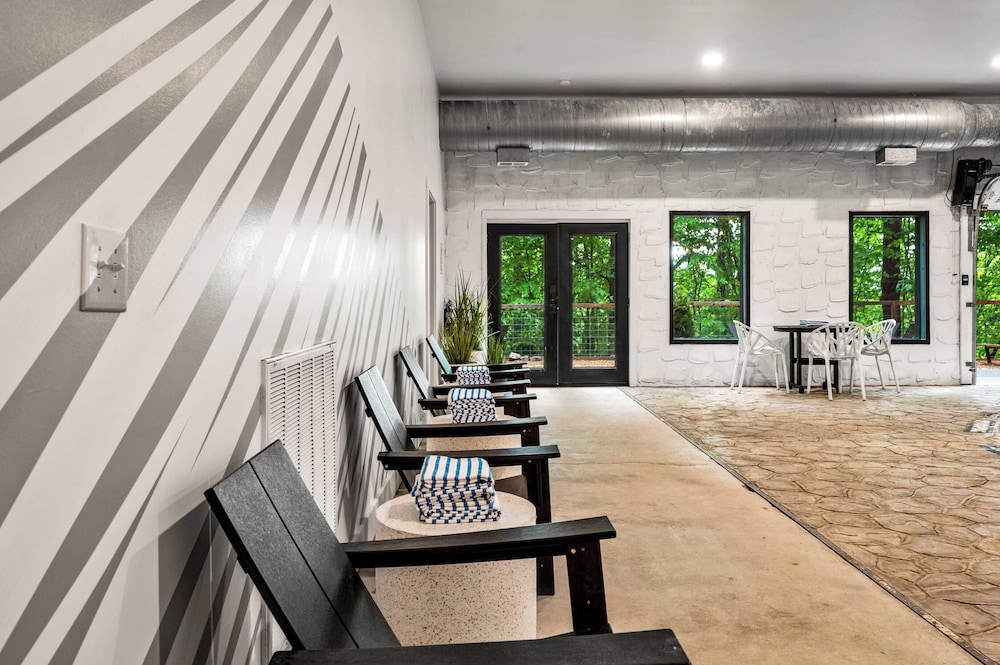 Indoor Heated Pool, Game Room, Hot Tub, Firepits & Spacious Lodge Perfect for Families, Groups & Friends 2 Firefly Mountain Suites by Avantstay