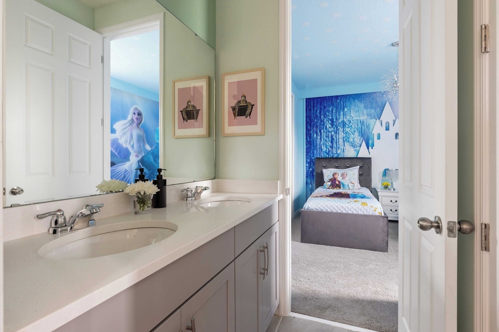 Sleeps 25! In Solara Resort, Near the Theme Parks Coconut Breeze by Avantstay