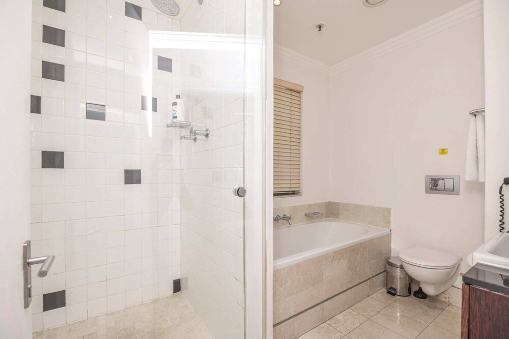 Central and Spacious 1 Bedroom Flat With Swimming Pool view 2