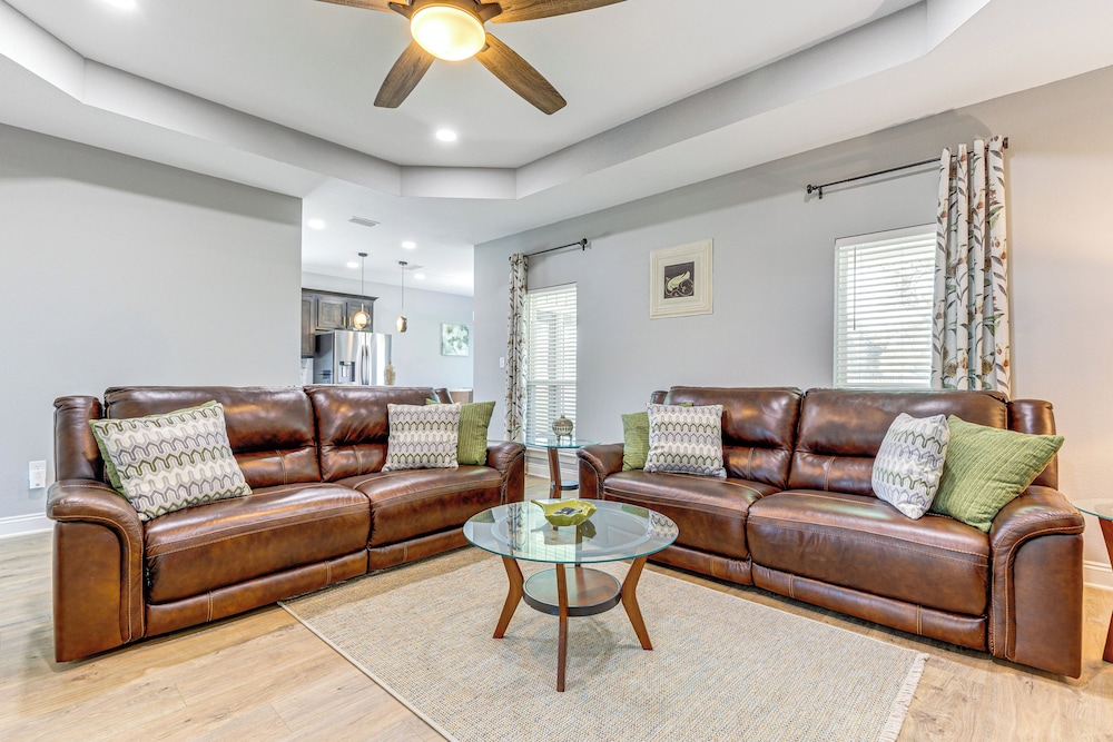 Suburban Bliss! Cozy Home w/ Neighborhood Perks