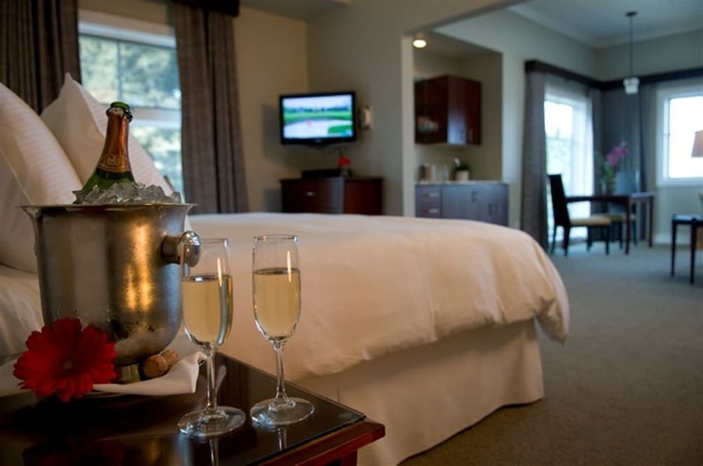 Whale Cove Inn