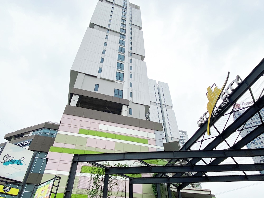 Homey And Nice Studio At Lrt City Bekasi Apartment