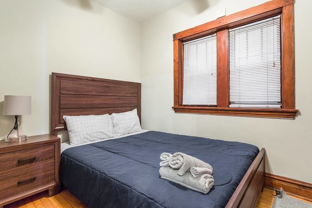 Chicago Vacations - Vintage Uki Village Charmer, Quiet Cozy 2 BDR - Property Image 17