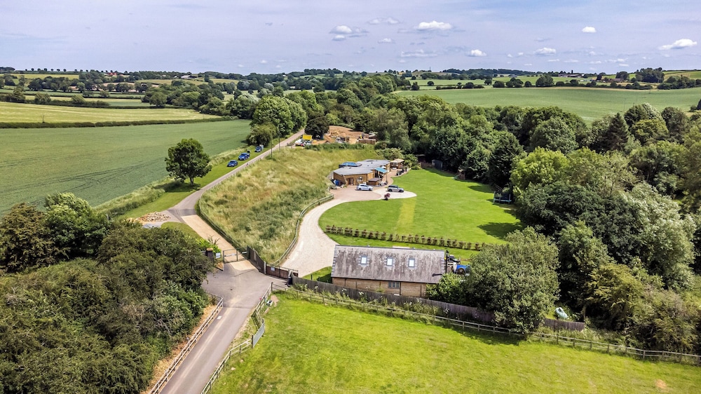 Oak Lodge At Bridge Lake Farm & Fishery
