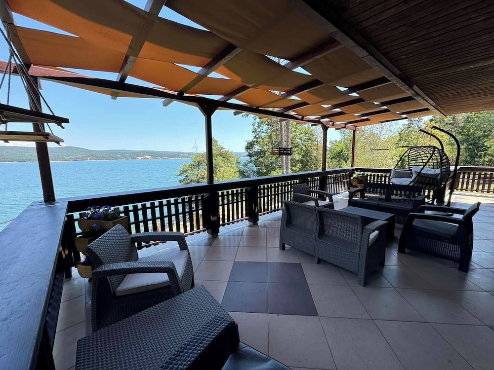 Villa Iskar Lake Residence