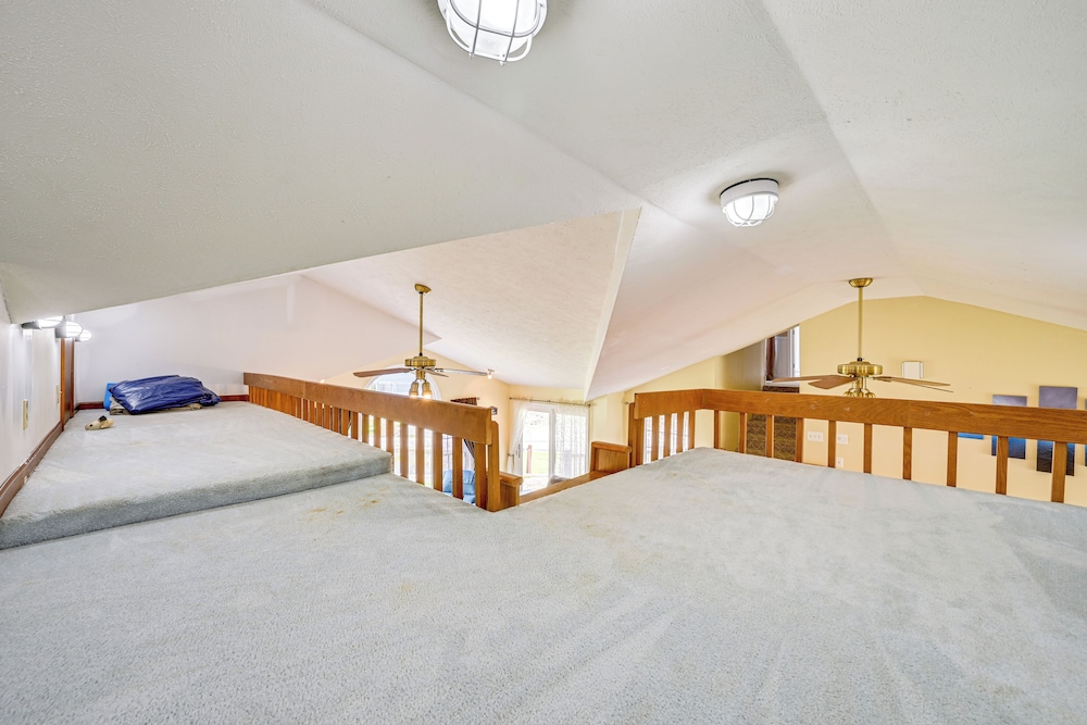 Scenic Views: Spacious Webster Lake House!
