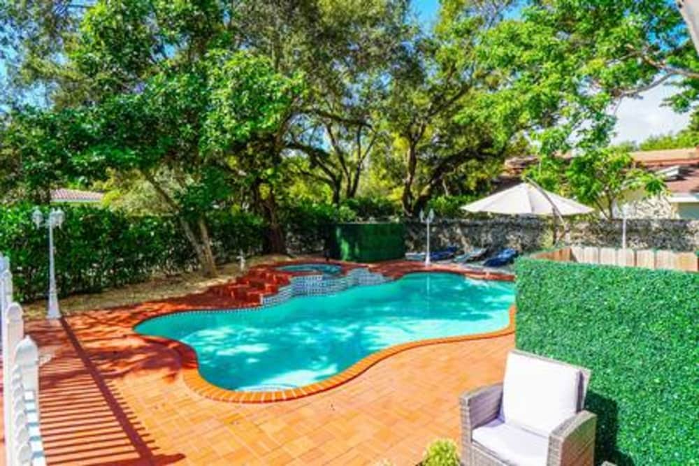 2710 Heated Pool 7 Beds 5 Baths Sleep 15 Park 4 Car