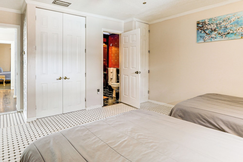 Furnished Sunroom w/ TV! Canal-front Bradenton Gem