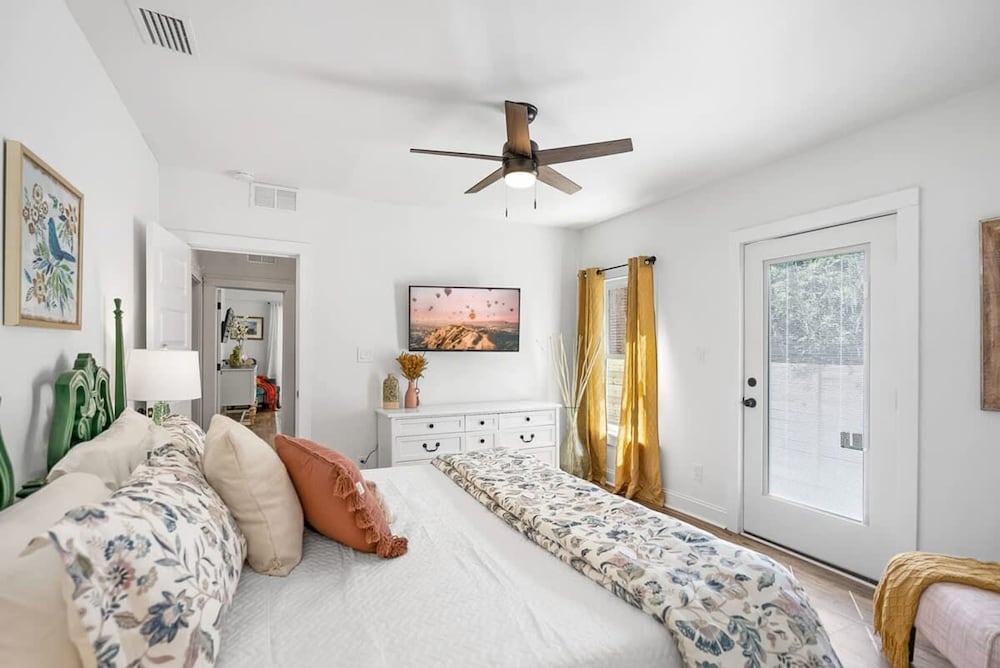 Newly Renovated Whimsical Cottage 2 Beds Hot Tub