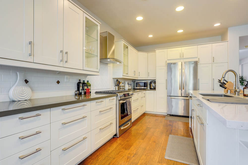 4 Mi to UC Davis: Updated Family Home!