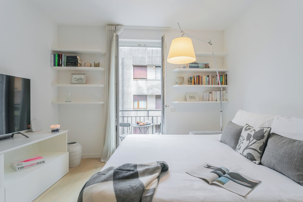 Central & White Apartment by Rent all Como