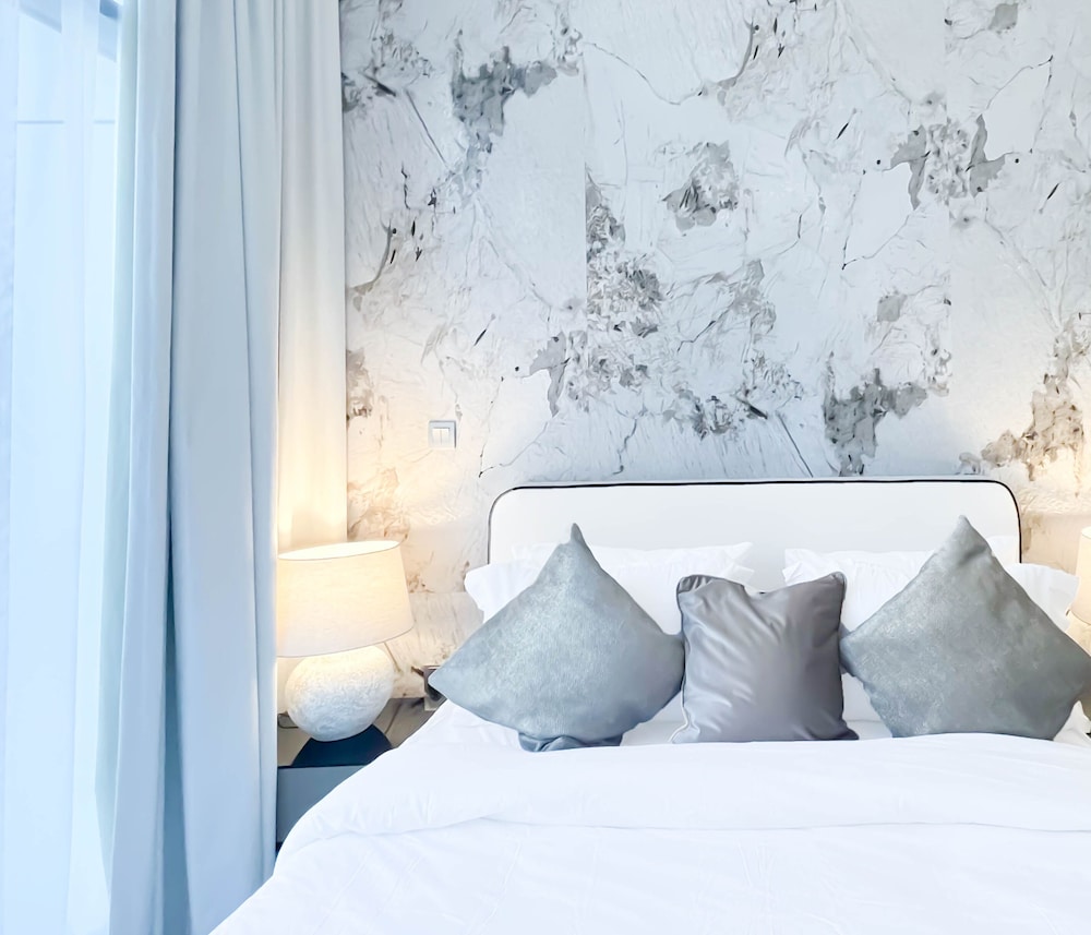 Luxury 2BR in Merano Tower Stunning City Views