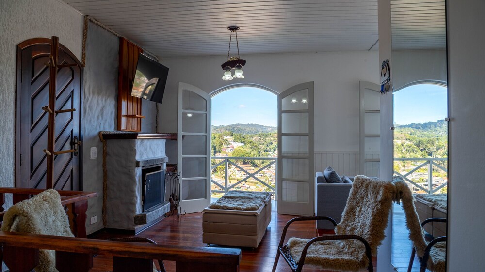 Casa com Lareira Wi-fi e Varanda com Vista