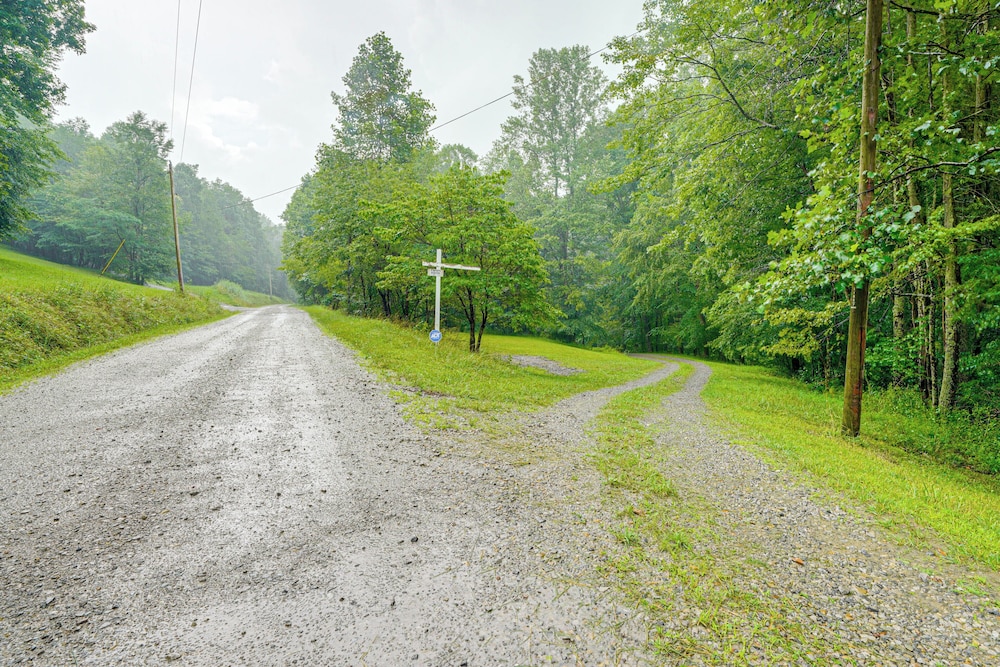 Hot Tub + Pet Friendly: Quiet French Creek Getaway