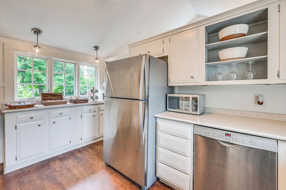 Historic Farmhouse Near Mountains & Colleges!
