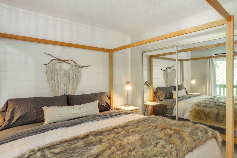 Twin Lakes Retreat: Lake, Pool & Golf Access!