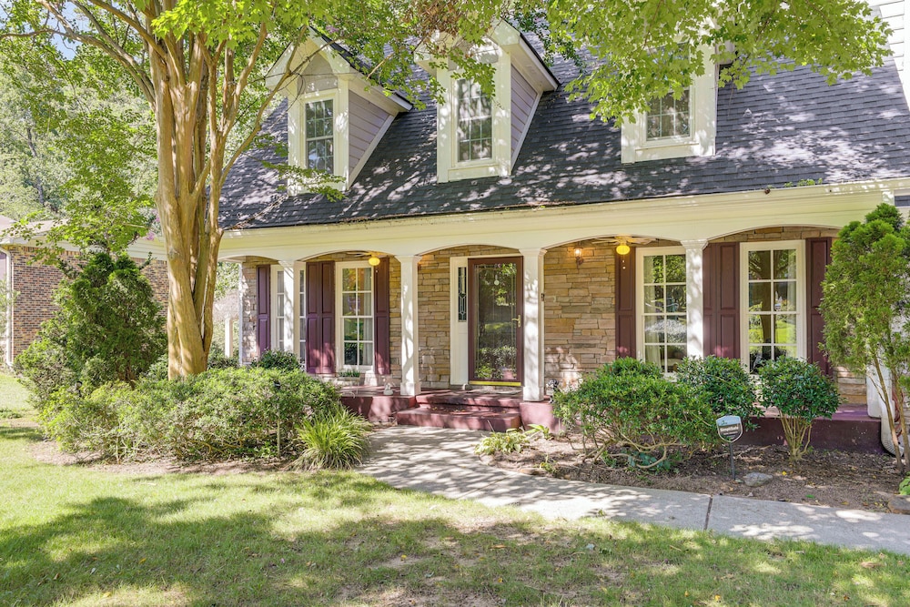 6 Mi to Stone Mountain Park: Home w/ Deck!