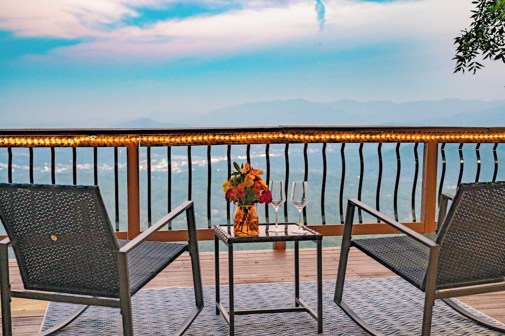 Panorama by Avantstay Unparalleled Views, Deck w/ Hottub, Game Room Pool Table
