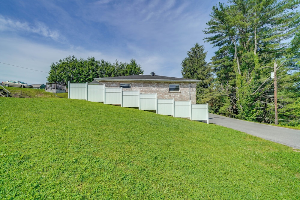 4 Mi to Off-road Park: Beckley Area Townhome