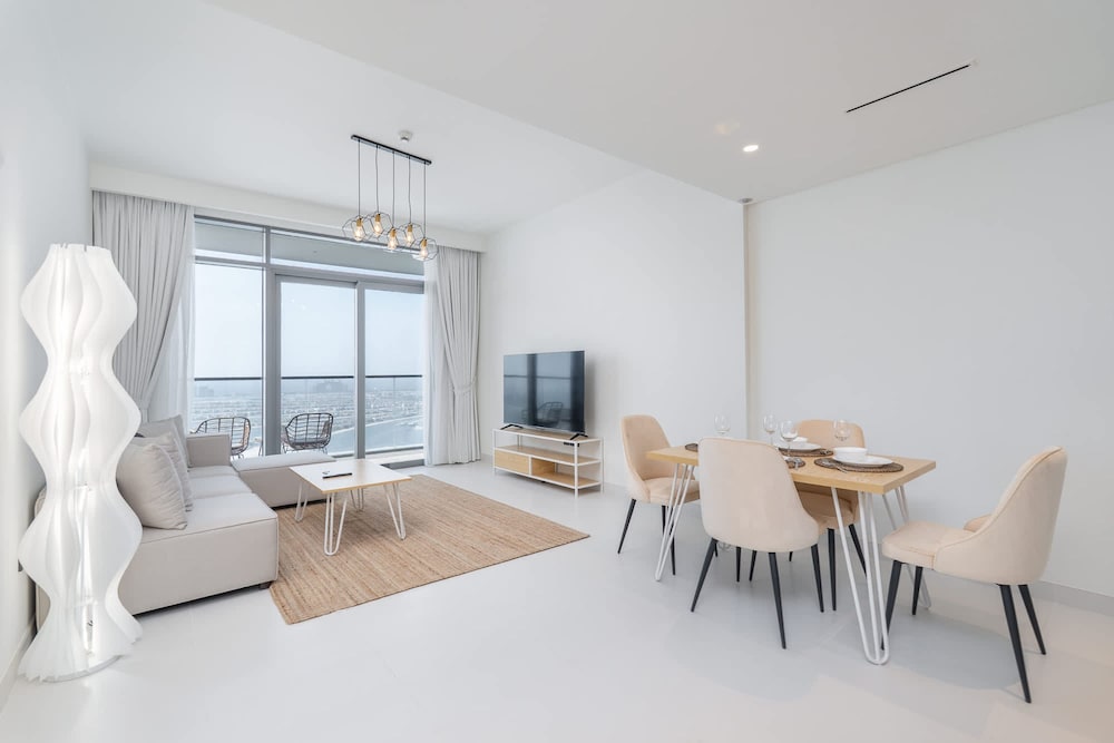 1 Bedroom in Marina Vista With Gorgeous Palm Views