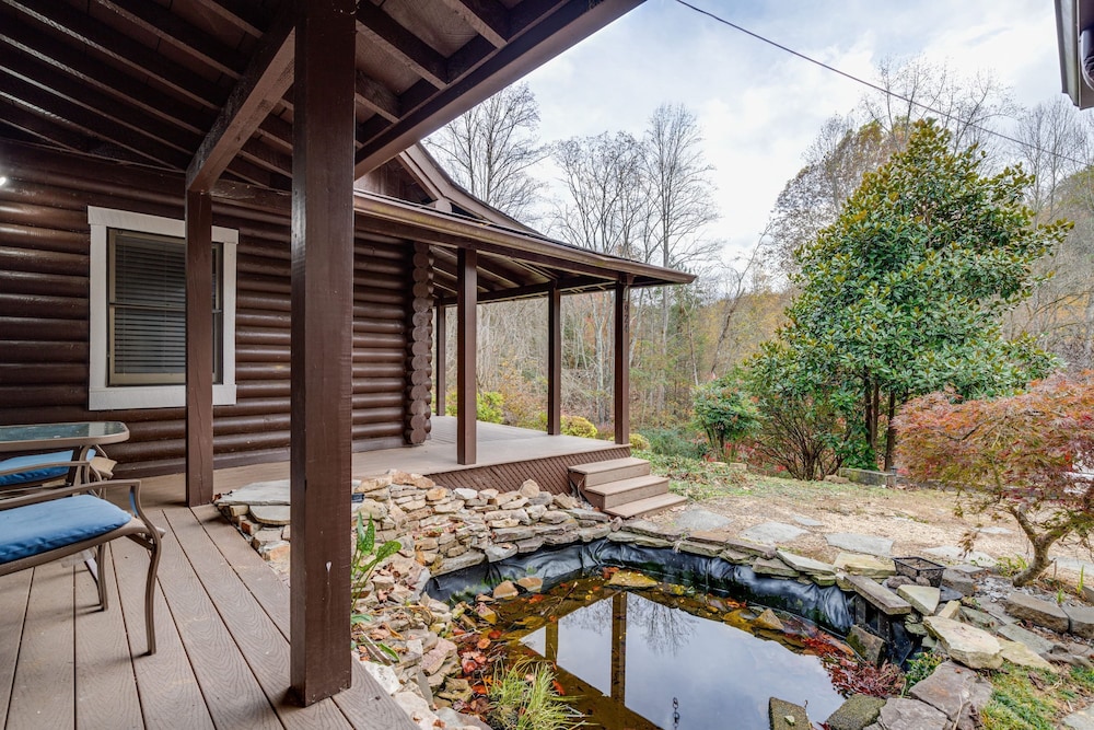 Artful Craftsman Hot Tub Firepit and Pond Gatlinburg National Parks