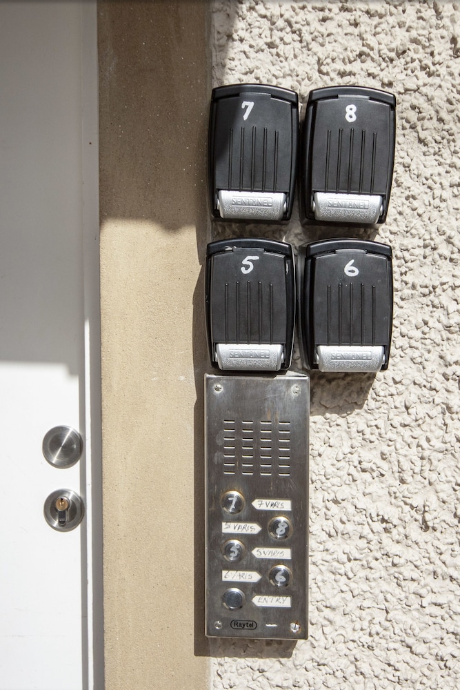 7 Varis Apartments