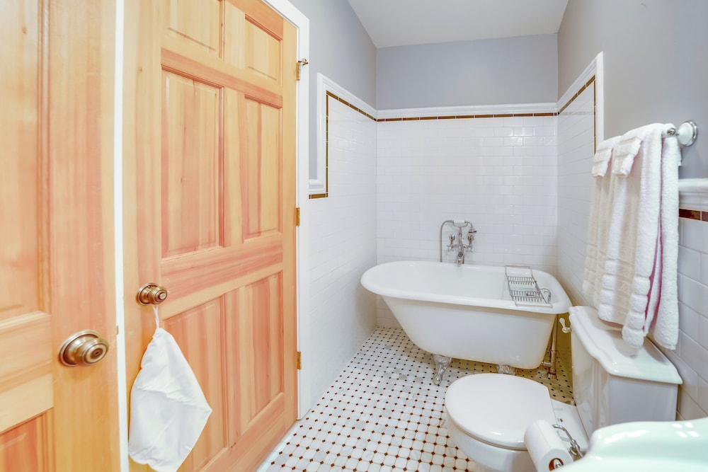 Chic Arizona Retreat w/ Hot Tub, Fire Pit  Deck! - Property Image 15