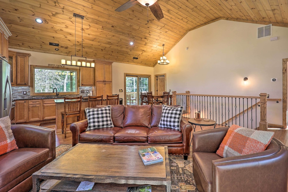 Treetop Cabin w/ Hot Tub, Near Appalachian Ski