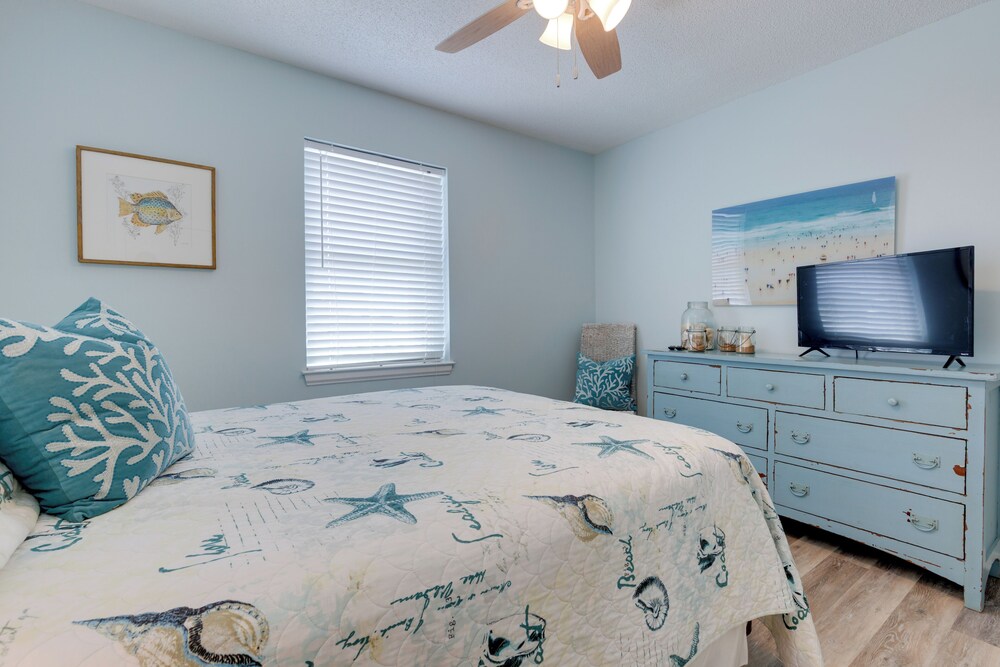 1 Block to Gulf: Dauphin Island Retreat w/ Views